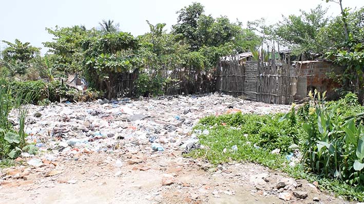 El botadero de basura se encuentra este lote ubicado en el barrio Micael Cotes, y viene afectando la salud de sus habitantes.