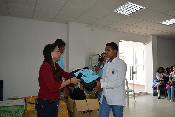 La coordinadora del proyecto de Articulación del Infotep, Catherine Pacheco Sánchez, entregó los kits escolares a los bachilleres del programa.