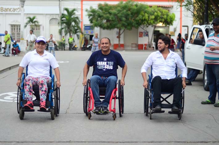 En la jornada de atletismo se desarrolló una competencia para personas sin discapacidad física, quienes utilizaron sillas de ruedas para participar.
