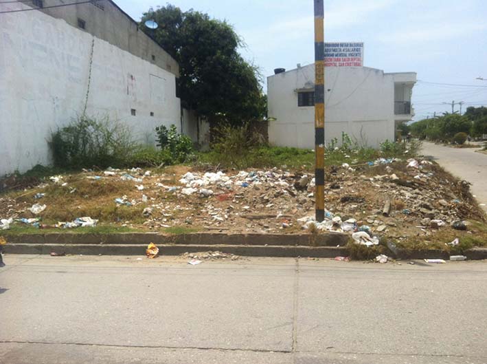 En una esquina del terreno hay un letrero que dice: “prohibido botar basuras, la multa es cuatro salarios mínimos”; aviso que no es acatado por la comunidad.