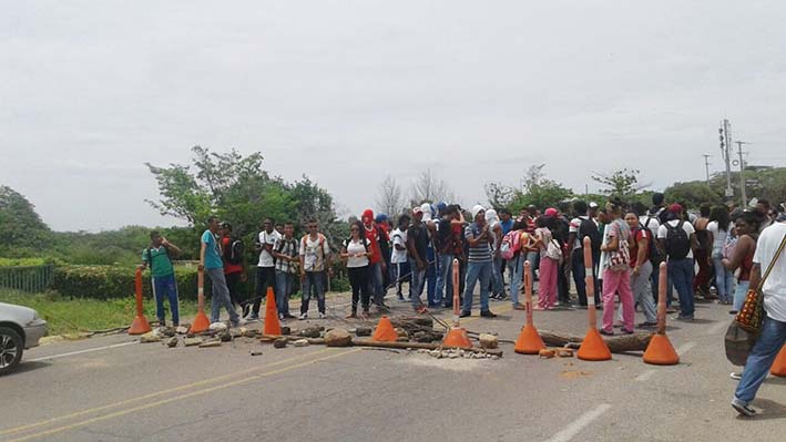 El bloqueo duró cerca de una hora, siendo habilitada la vía por efectivos del Esmad, con quienes los estudiantes se enfrentaron.