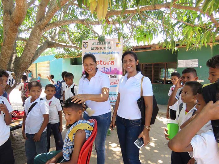 La Gestora Social acompañó a los niños de la Institución Educativa Nicolás Mejía Méndez, en una campaña de aseo (pediculosis).