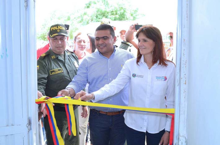 El alcalde de Zona Bananera, acompañado de la Gobernadora del Magdalena y el Comandante de la Policía Magdalena, hace entrega de la Subestación de Policía a la comunidad de Soplador. 
