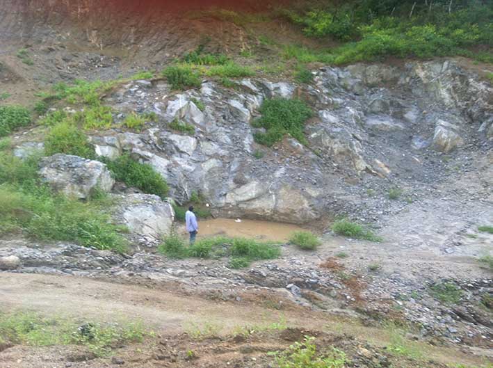 Este cráter fue hecho con dinamita por obreros de las minas que están instaladas en Cordobita, causando un grave daño ambiental.