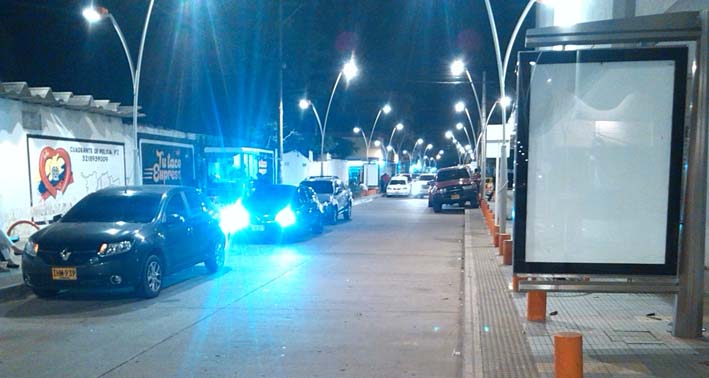 Vista nocturna de la carrera 10 de la ciudad de Maicao, en donde los propietarios de vehículos colocan el sonido por encima de los decibeles exigidos.