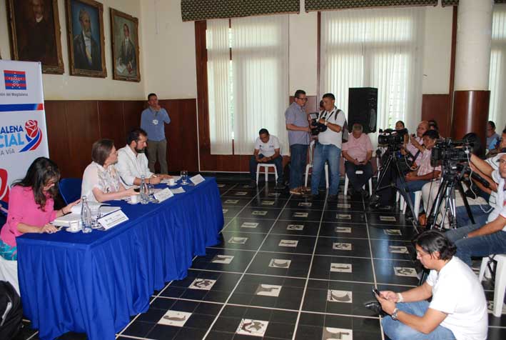 La Ministra estuvo acompañada de la viceministra de Relaciones Laborales e Inspección, Mariella Barragán y el director la Dirección de Derechos Fundamentales, Ricardo Villa.