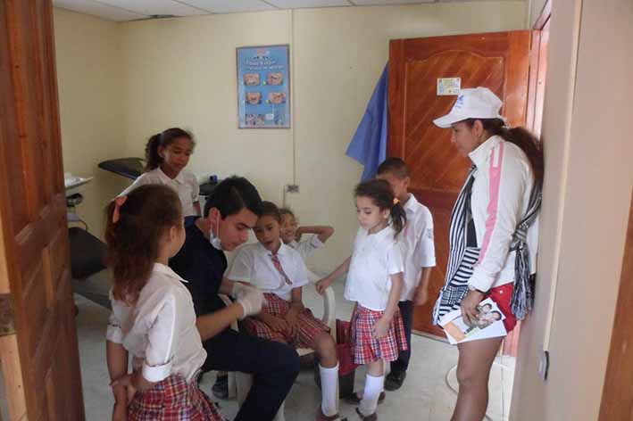 Exámenes y revisiones orales a los niños del corregimiento Estación Lleras.