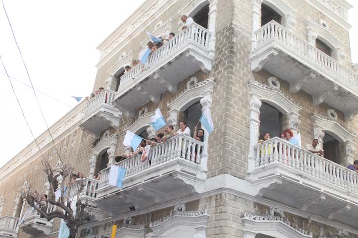 Una verdadera fiesta se viven en los balcones de la vieja casa cada 29 de julio, cuando sale a las calles la imagen de la santa de la ciudad.