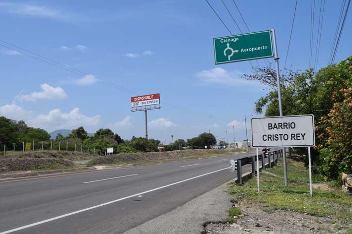 Cristo Rey fue construido sobre unos terrenos  de propiedad de varios particulares, estos están paralelos a la carretera  que une a Santa Marta con Ciénaga y Barranquilla. Desde este caserío a la ciudad hay por lo menos 12 kilómetros. Una de las entradas está frente al desvío camino al aeropuerto Simón Bolívar.