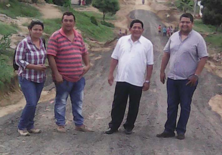 El secretario de gobierno, Damason; la secretaria de planeación, Yesenia Arrieta Mendoza; el concejal Remijio Cruz y Ramón Puerta, inspeccionando los arreglos de la vía.