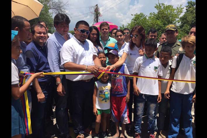 Dirigentes políticos del departamento en compañía de la comunidad de la Zona Bananera inauguraron la vía al corregimiento de Varela.