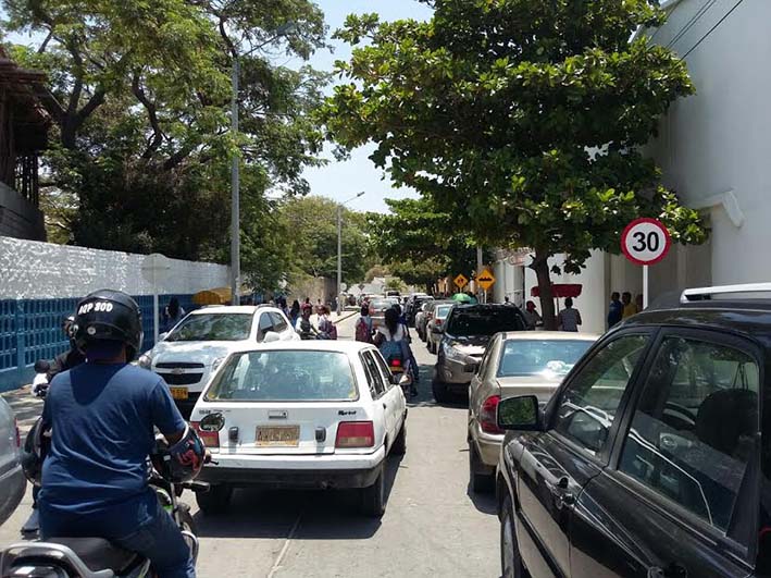 En esta fotografía se observa el caos que se vive en las afueras de la IED Instituto Magdalena, en donde se presenta diariamente una grave congestión vehicular que afecta la movilidad de las personas que transitan por el sector.