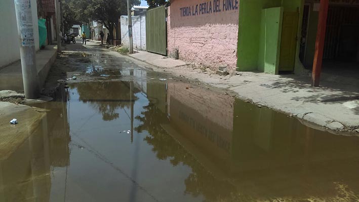 Desde hace más de 20 días, habitantes de la calle 11 con carrera 14 del barrio Los Manguitos, viven problemas de derramamiento de aguas negras, por la rotura de una de las tuberías del alcantarillado.