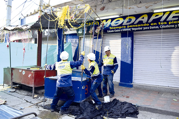 Miembros de la Udep comenzaron a remover de sus lugares las ventas estacionarias ubicadas en la calle 11, sector del Mercado Público.