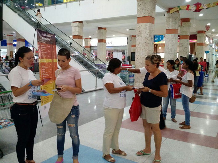 La  jornada  en el Ocean Mall  consistió en entregar material pedagógico a los visitantes del centro comercial, calcomanías de la línea 155 para la orientación de mujeres víctimas de violencia.