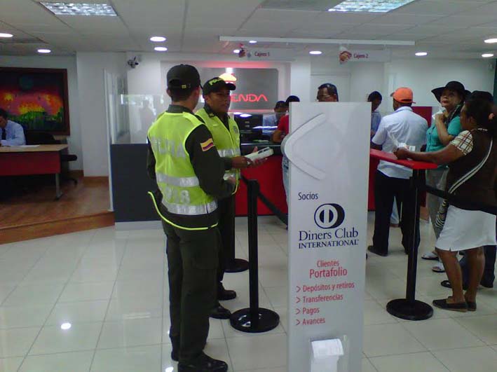  Los patrulleros dictan charlas a los clientes de las entidades bancarias para evitar el hurto y fleteo.