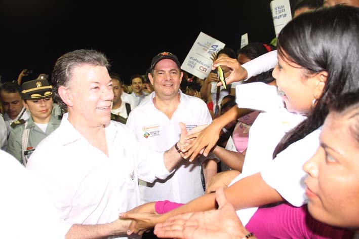 Acompañado por el vicepresidente Germán Vargas Lleras, el Jefe del Estado saluda a cienagueros, quienes participaron en una reunión para impulsar el sí a la paz en el Magdalena.