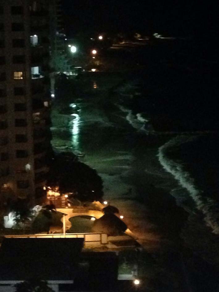 En las horas de la noche, así se veía la playa de Santa Marta.