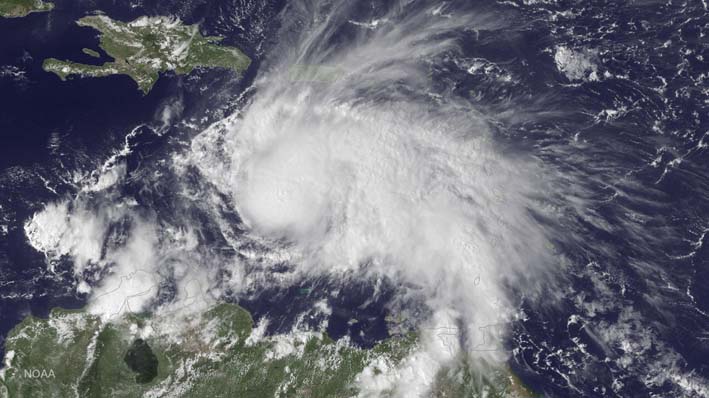 El huracán Matthew se convirtió en una poderosa tormenta de categoría 4 en su paso por el Mar Caribe, en una trayectoria que podría llevarlo a Jamaica en los próximos días.