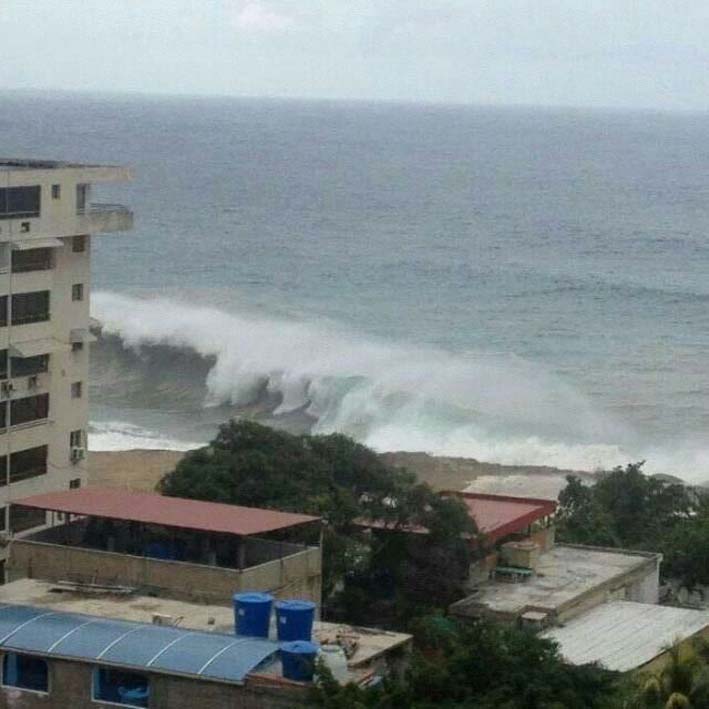 Con vientos de 220 kilómetros por hora, ya se siente su fuerza en las olas que llegan hasta la playa de Riohacha.