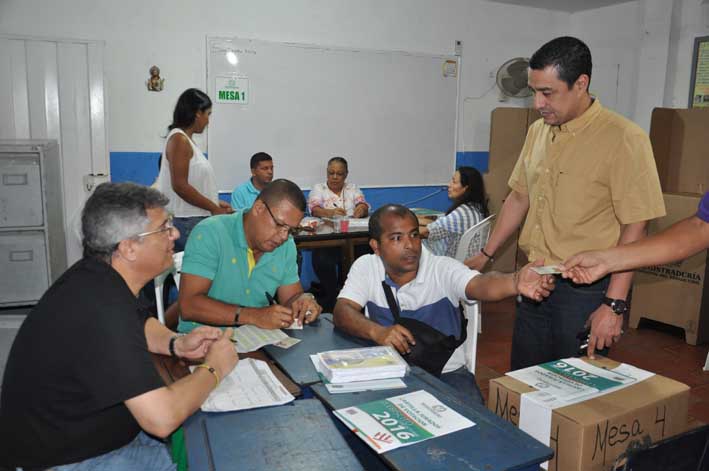 Jornada de elección del Plebiscito en  IED Magdalena, el delegado de la Registraduría del Magdalena, Ricardo Montoya, ejerciendo su derecho al voto.