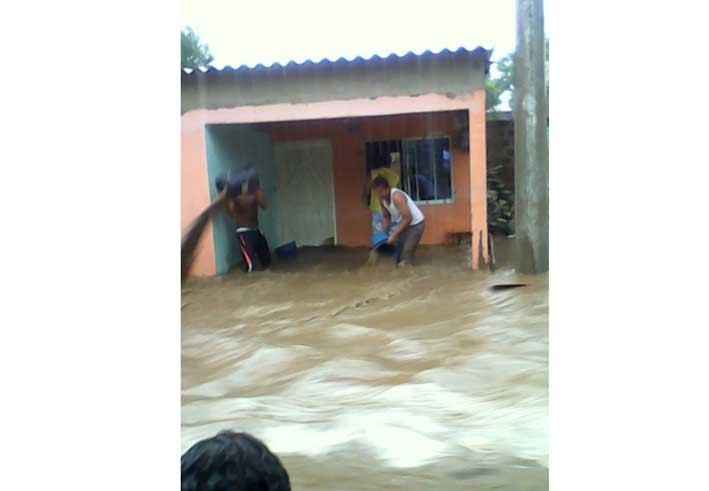 En el Once de Noviembre las lluvias provocó la inundación de algunas viviendas, afortunadamente el agua evacuó rápidamente.