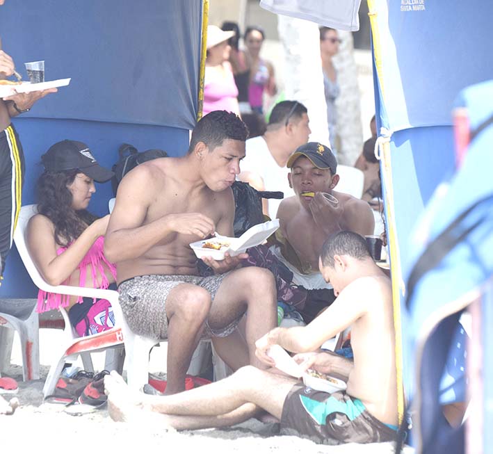 Las ventas informales de comidas se apoderaron de las zonas de playa de El Rodadero, sin cumplir con los permisos o las condiciones de higiene requeridas.