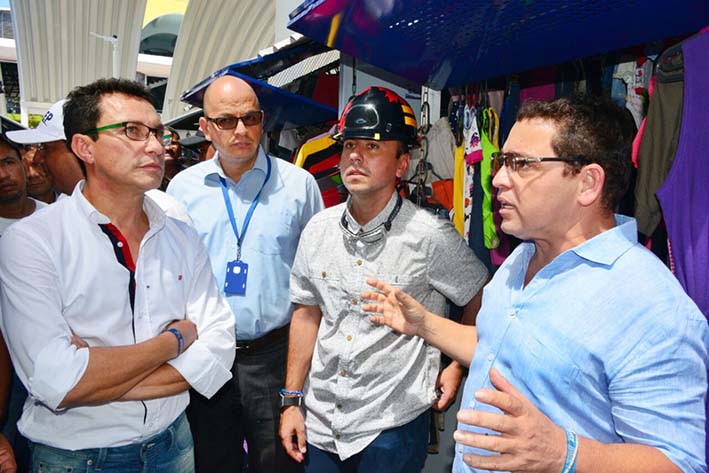 El alcalde Rafael Martínez en compañía del exalcalde Carlos Caicedo y los ingenieros responsables de las obras, quienes estuvieron presentes en la recién inaugurada Galería Comercial.