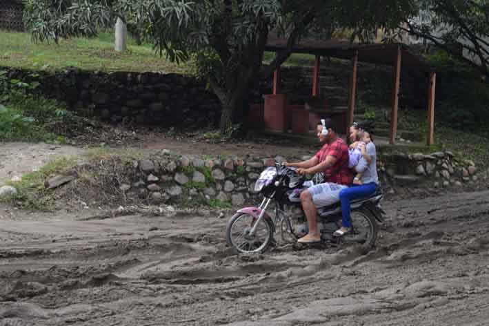 La vía llena de fango se ha convertido en un peligro para los conductores de motocicletas, quienes tienen que esquivar los huecos y el lodo para no caerse; sin embargo, los accidentes de tránsito son frecuentes, según lo denunciado por los habitantes del sector.  