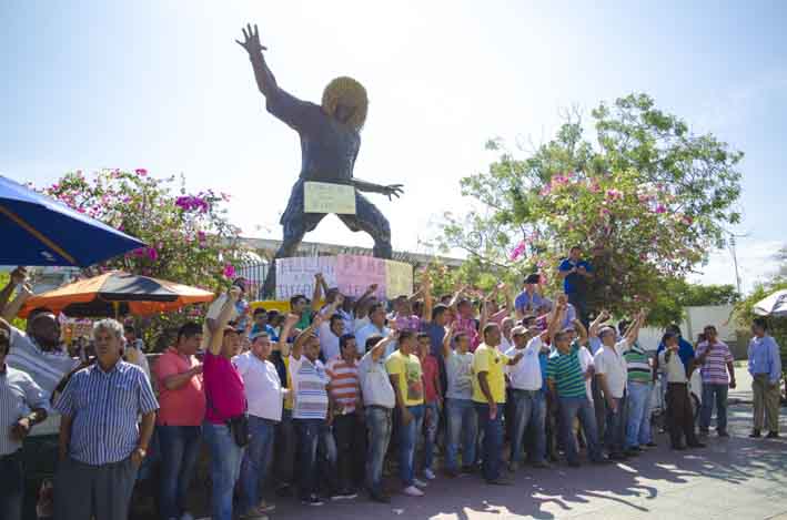 Los taxistas pegaron pancartas sobre la estatua de El Pibe e hicieron sonar sus pitos en protesta contra el comercial realizado por él en favor de Uber.  