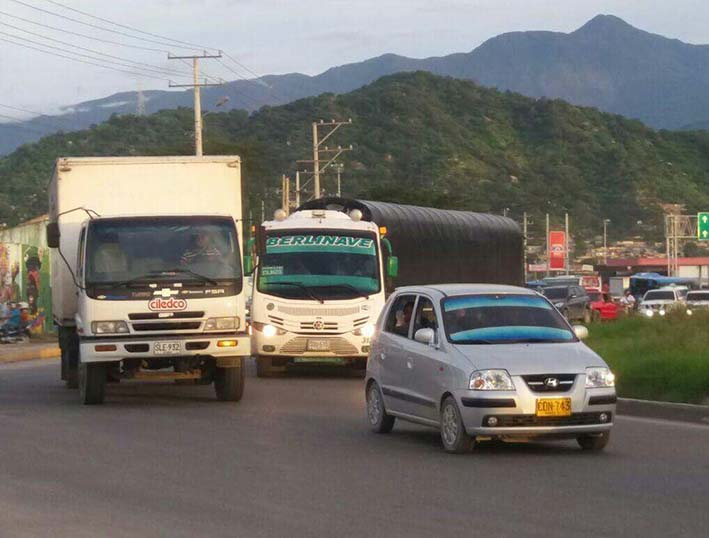Los trancones en el sector de la glorieta de Mamatoco y La Lucha se presentan a diario; los taxistas, al igual que otros gremios están desesperados por el tiempo que pierden en la congestión vehicular.