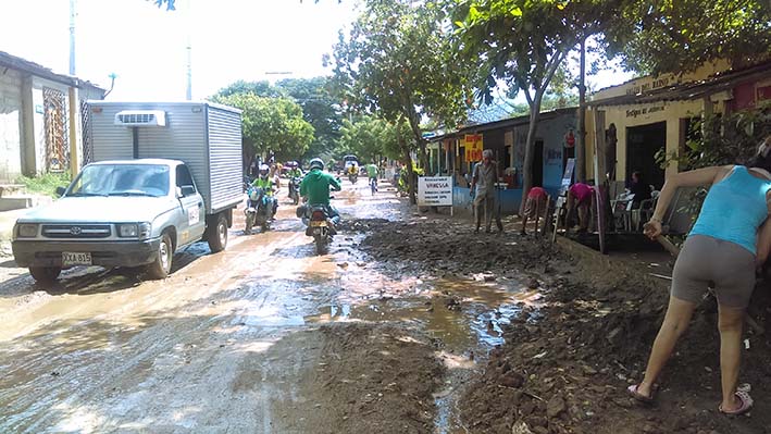 Las calles permanecen cubiertas por grandes capas de fango cuando llueve.