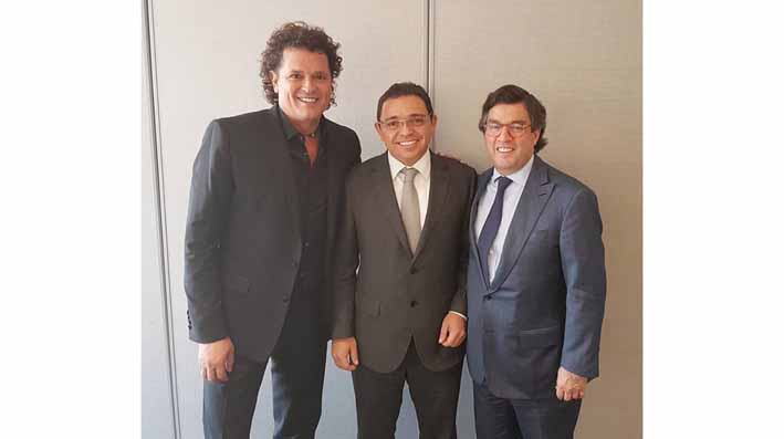  Luis Alberto Moreno, director del Banco Interamericano de Desarrollo, junto al alcalde Rafael Martínez y el cantante Carlos Vives.