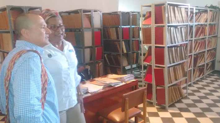 El Ministro en compañía de Matilde Maestre Rivera revisó la situación actual del Archivo Histórico del Magdalena Grande.