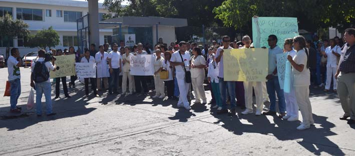 Los trabajadores de la Fundación Cardiovascular y usuarios desde tempranas horas bloquearon la avenida Hernández Pardo con la del Río y luego se concentraron a las afueras del centro médico. 