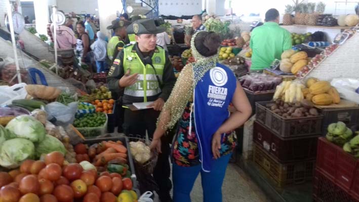 La campaña para mejorar el buen uso y manipulación de alimentos la realizan con frecuencia la Policía y la Secretaría de Salud en el Mercado Público.