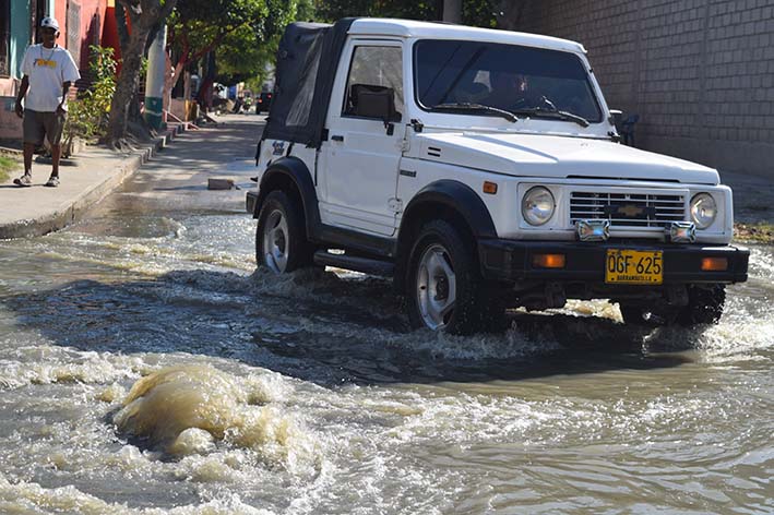 Los habitantes del barrio Pescaíto fueron los más afectados con el vertimiento de aguas residuales, varias calles del populoso sector se inundaron.