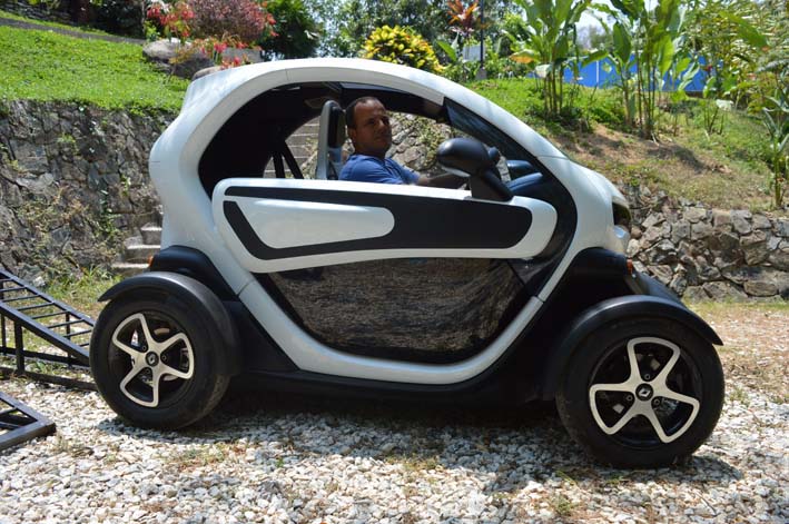 Alberto Pedraza, se convirtió en el primer ciudadano samario en comprar el vehículo electrico, Twizty de la marca Renault.