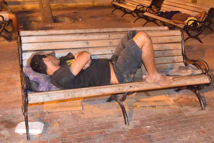 Las bancas son las camas de quienes se tomaron la plaza como “dormidero”. Desde las 10:00 de la noche empiezan a llegar quienes pernoctan en el Parque de Bolívar. 