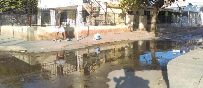 Las personas tienen que ingeniárselas para pasar por las calles llenas de aguas servidas sin ensuciarse, sin caminar sobre ella. 