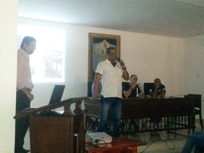 César Corvacho pidió la palabra al concejo distrital 