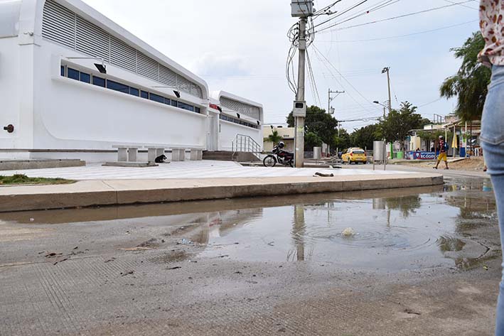 Tapas de alcantarillas desde donde brotan las aguas negras hacia la calle frente al Centro de Salud de Bastidas