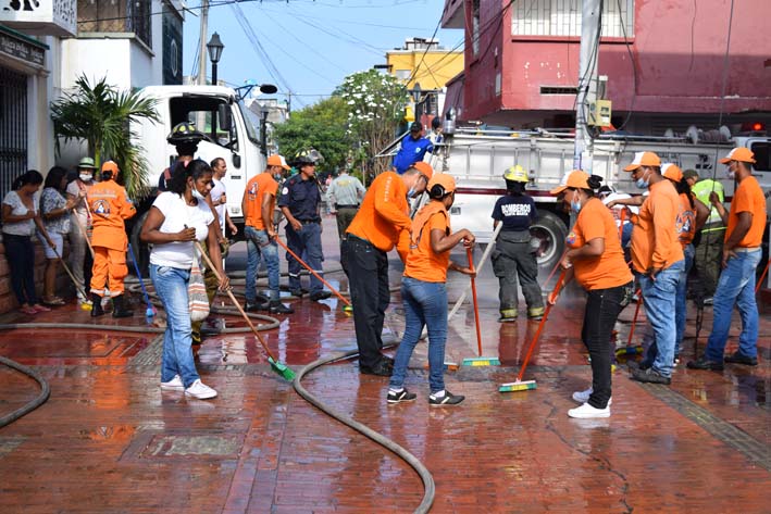 Grupo de quienes se vincularon a la actividad de embellecimiento de la calle Tumbacuatro, (19) y el Parque de los Novios