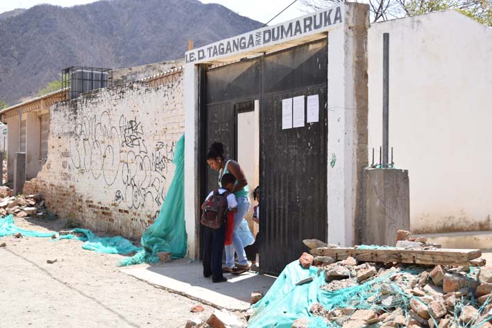 Niños pertenecientes a la primaria asisten a sus clases en un lugar desprotegido