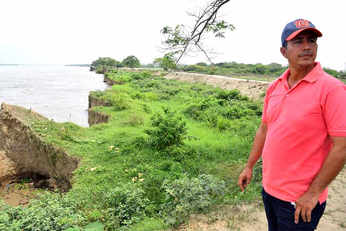 El concejal Alex Bolaño muestra la acción de la erosión en Guaimaro.