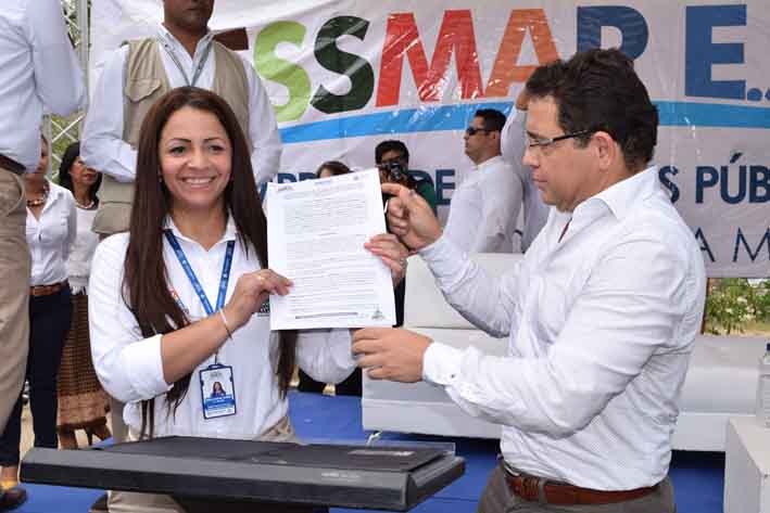 Ingrid Aguirre, gerente de la Essmar firmó documento de recibido del sistema de acueducto y alcantarillado.