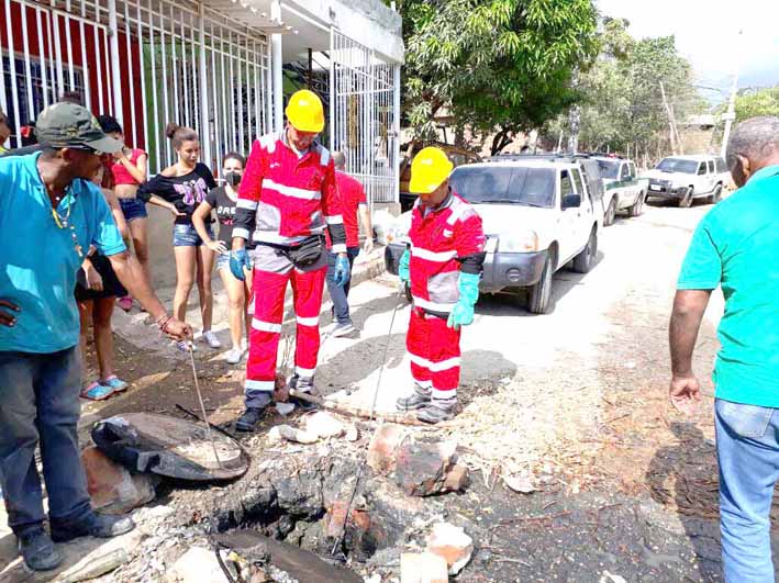 Equipo de Essmar atendiendo la emergencia sanitaria en el barrio La Ensenada de Juan XXIII