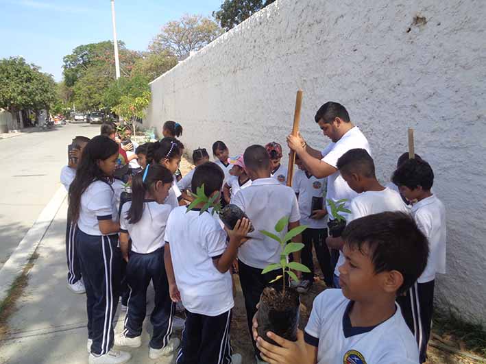 Alumnos de la escuela Rafael Reyes participaron en la siembra.