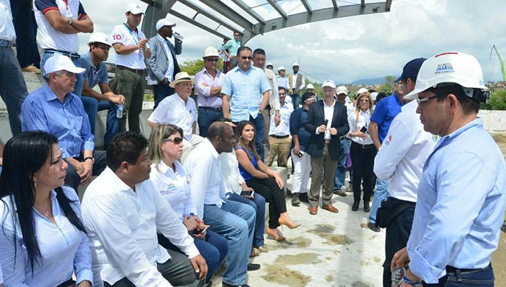 Directora de los Juegos Bolivarianos escuchando concepto tecnico de infraestructura de Coldeportes
