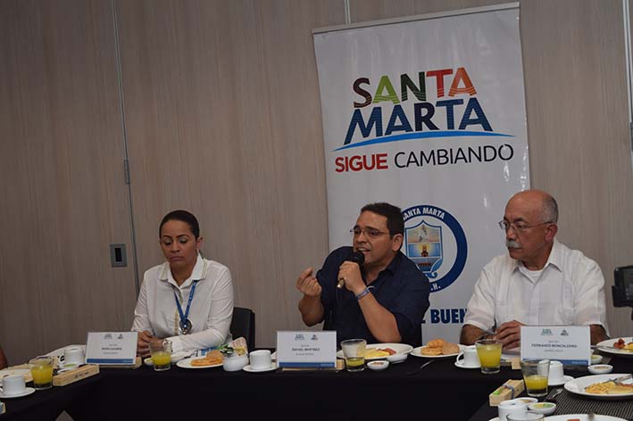 Ingrid Aguirre, gerente Essmar, Rafael Martínez, alcalde de Santa Marta y Fernando Moncaleano, gerente general de Veolia.